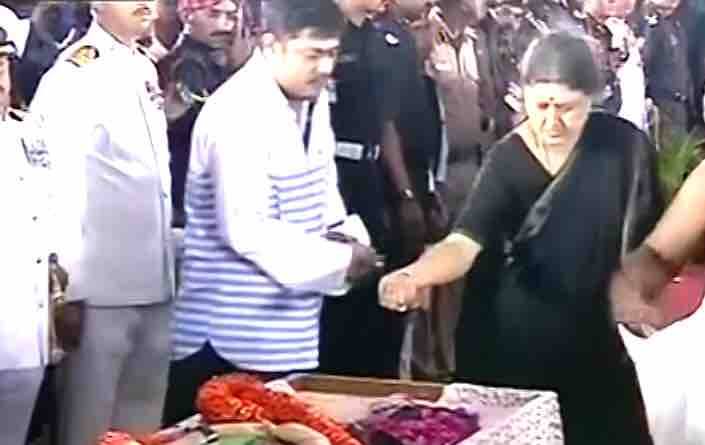 जयललिता की करीबी शशिकला ने अंतिम संस्कार की पारंपरिक विधियों को निभाया.