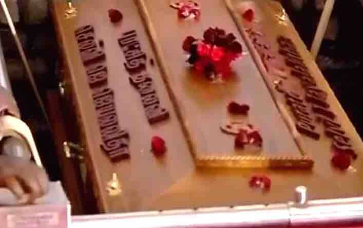 बीते दिन जयललिता के पार्थिव शरीर के अंतिम दर्शन के बाद मारीन बीच पर उनका अंतिम संस्कार किया गया. उनके निधन के बाद तीन दिन के राजकीय शोक की घोषणा की गई है. 