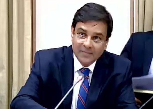 RBI Governor Urjit Patel met PM narendra Modi last week to sort out differences with Centre सरकार और आरबीआई में 'खींचतान' के बीच पीएम मोदी से मिले उर्जित पटेल: सूत्र