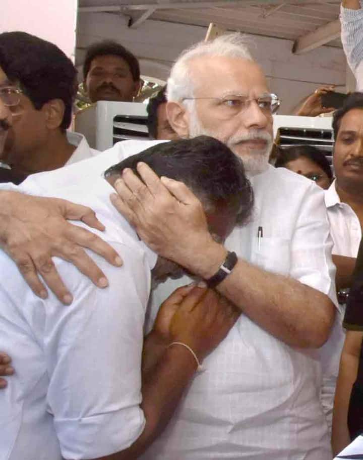 प्रधानमंत्री जब जयललिता के पार्थिव शरीर के समक्ष पुष्प चक्र रखकर पनीरसेल्वम की ओर बढ़े तो वह बिलखकर बिखर से गए और मोदी से लिपटकर रोने लगे.