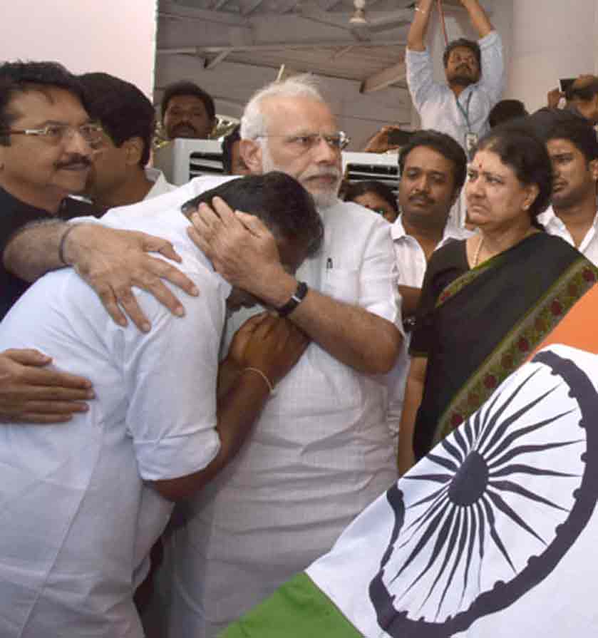 PICS: श्रद्धांजलि देने पहुंचे PM मोदी से लिपटकर रो पड़े पनीरसेल्वम