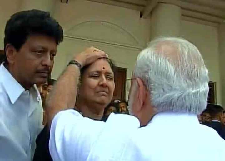 इससे पहले, प्रधानमंत्री ने रोती हुई शशिकला को ढांढस बंधाया था. शशिकला जयललिता की करीबी रही हैं. उस समय भी पनीरसेल्वम एकबार फिर बिलख पड़े थे. तब प्रधानमंत्री ने उन्हें गले से लगा लिया था और उनसे भावनाओं को काबू में रखने के लिए कहा था.