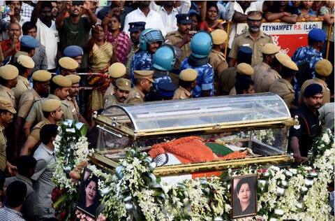 दो टन फूलों से सजाया गया था जयललिता के जनाजे का ट्रक दो टन फूलों से सजाया गया था जयललिता के जनाजे का ट्रक