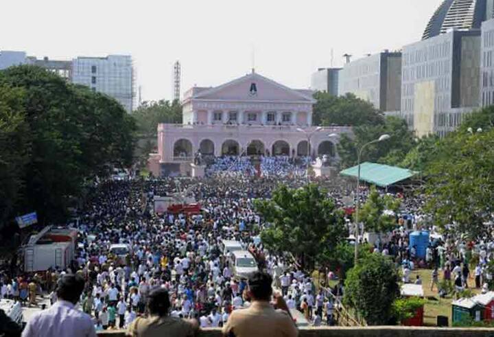 तमिलनाडु की दिवंगत मुख्यमंत्री जयललिता की अंतिम यात्रा में हजारों की संख्या में लोगों की भीड़ उमड़ी. अपने प्रिय नेता के अंतिम दर्शन के लिए लाखों लोगों की भीड़ धीरे-धीरे मरीना बीच की तरफ बढ़ रही थी. जयललिता के पार्थिव शरीर के साथ चेन्नई की सड़कों पर तीन किलोमीटर लंबा जुलूस धीरे-धीरे मरीना बीच की तरफ बढ़ रहा था. भीड़ में भारी संख्या में महिलाएं व पुरुष शामिल थे, जिनमें से अधिकांश रो-पीट रहे थे. तीन किलोमीटर की दूरी तय करने में एक घंटे से अधिक का समय लगा.