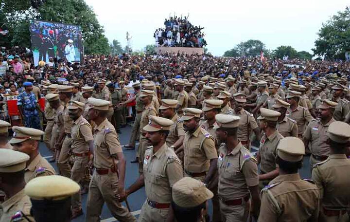जयललिता के समर्थकों द्वारा खुद को नुकसान पहुंचाने वाले प्रदर्शनों को लेकर पूरे प्रदेश में पुलिस सतर्क रही. सुरक्षा के पुख्ता इंतजाम किए गए थे.