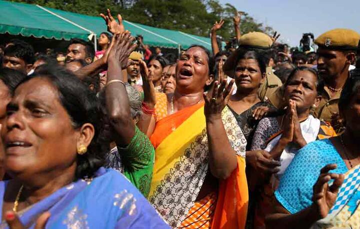 लोग रोते-विलखते नजर आए. कुछ तो अपनी छाती और सिर पीट रहे थे. हर तरफ बस 'अम्मा, अम्मा' की आवाज गूंज रही थी.