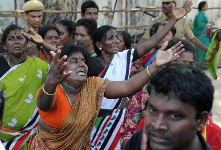 शवयात्रा जब अपने गंतव्य तक पहुंची, तो लोगों के सब्र का बांध टूट पड़ा. वहां मौजूद हर व्यक्ति की आंखों में आंसू थे.