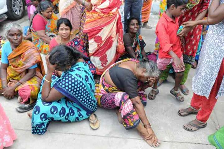 जयललिता लोगों के लिए सिर्फ नेता नहीं थीं, बल्कि उनका सब कुछ थी. खासकर महिलाएं तो उन्हें भगवान मानती थीं. जयललिता के निधन की खबर ने उन्हें तोड़ कर रख दिया.