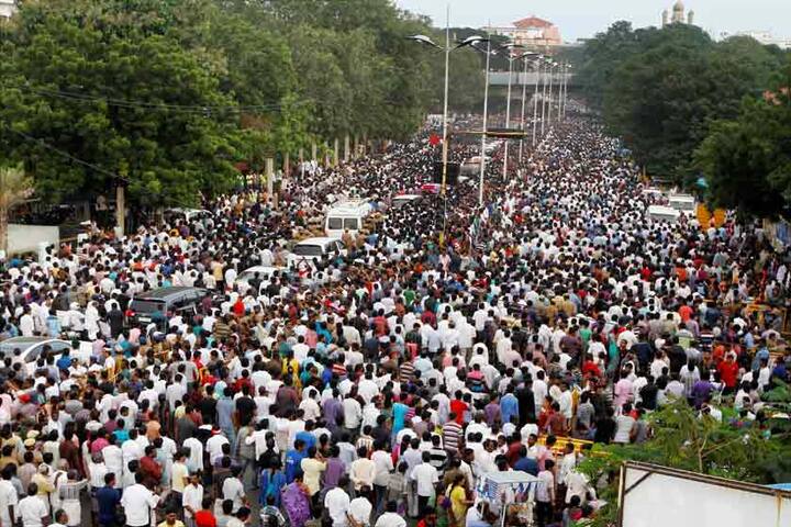 जयललिता की खबर ने पूरे तमिलनाडु की चाल को थाम कर रख दिया.