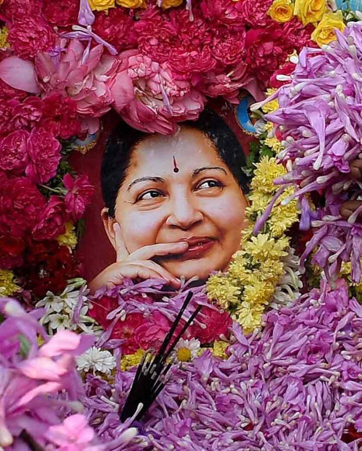 उनके राजनीतिक गुरु तथा एआईएडीएमके के संस्थापक एम.जी.रामचंद्रन (एमजीआर) के स्मारक के निकट मंगलवार शाम उन्हें दफन कर दिया गया, जो उन्हें फिल्मी दुनिया से पुरुषों के बर्चस्व वाली राजनीति में लेकर आए थे.