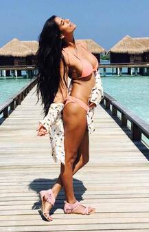 मालदीव में हॉलीडे के लिए पहुंची पूनम पांडे, देखें तस्वीरें