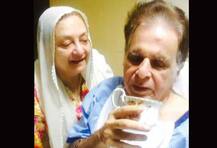 दिलीप कुमार ने शेयर की हॉस्पिटल से तस्वीर, कहा- पहले से ठीक हूं!