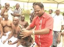 IN PICS: जयललिता का निधन: पुरुष ही नहीं, महिलाएं भी मुंडवा रही हैं सिर