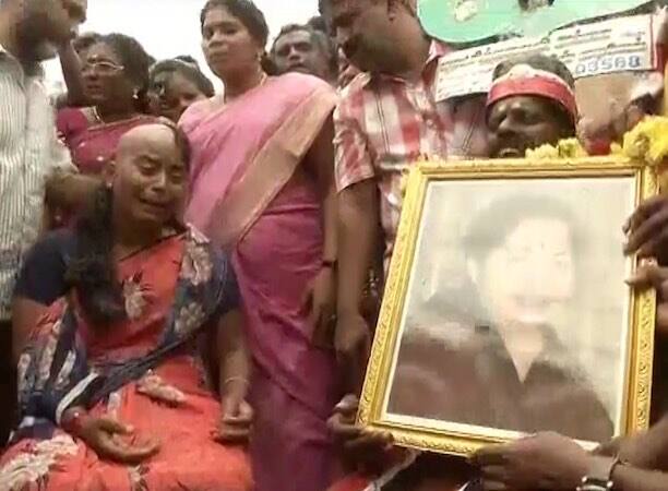 सिर मुंडवाने के दौरान महिलाओं ने अम्मा की तस्वीर सामने रखी हुई थी. आगे की स्लाइड्स में देखें अन्य तस्वीरें.