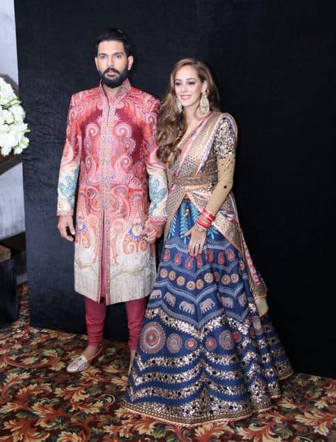 टीम इंडिया के स्टार खिलाड़ी युवराज सिंह 30 नवंबर (चण्डीगढ़) और 2 दिसंबर (गोवा) को अभिनेत्री हेजल कीच के साथ शादी के बंधन में बंधे. जिसके बाद 6 दिसंबर को संगीत और 7 दिसंबर को दिल्ली स्थित छत्तरपुर में एक भव्य रिसेप्शन रखा गया था. आगे देखिए रिसेप्शन और संगीत की कुछ चुनिंदा तस्वीरें... (सभी तस्वीरें- सोशल मीडिया)