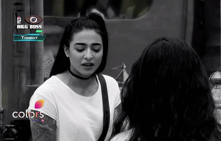 बानी का जवाब सुनने के बाद लोपा ने उन्हें ताने देने शुरू कर दिए, जिससे बानी चिढ़ गईं. बात उस समय और बढ़ गई जब यह पूछा गया कि क्या बानी और लोपा के बीच उसी तरह से लड़ाई होगी जैसे बिग बॉस के सातवें सीजन में गौहर खान और तनिषा मुखर्जी के बीच हुई थी.