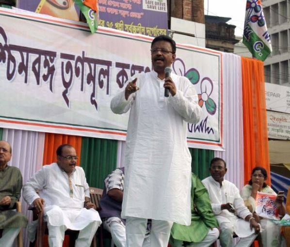 जो खुद चोर हैं वे कालेधन से लड़ने की बात नहीं कर सकते- फिरहद हकीम Those Who Are Themselves Guilty Shoudnt Talk About Fighting Black Money Says Trinamool Leader जो खुद चोर हैं वे कालेधन से लड़ने की बात नहीं कर सकते- फिरहद हकीम