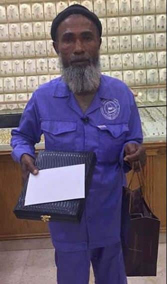 सोशल मीडिया पर करीम के ढूंढे जाने के बाद से उसपर जिन गिफ्ट्स की बारिश हुआ है उनमे गहने, आईफोन 7, सैमसंग गैलेक्सी से लेकर कैश और खाने का सामान तक शामिल है.