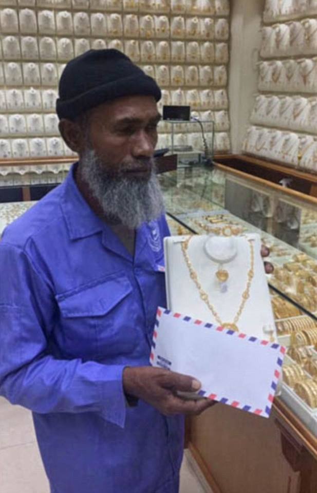 ये सिलसिला थमा नहीं है और अभी भी करीम पर गिफ्ट्स की बारिश जारी है. इस घटना से एक बात तो साफ हो जाती है कि अगर सोशल मीडिया पर बुरे लोग हैं तो बहुत से अच्छे लोगों की भी कमी नहीं है.