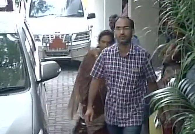 IT छापे में 100 करोड़ कैश मिला, 120 किलो सोने संग 70 करोड़ के नए नोट बरामद Chennai 100 Kilos Gold Rs 90 Crore Recovered In It Raids IT छापे में 100 करोड़ कैश मिला, 120 किलो सोने संग 70 करोड़ के नए नोट बरामद