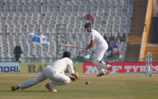 कुक ने भारत के खिलाफ 24 टेस्ट मुकाबलों में 52 के औसत से 6 शतकों की मदद से 2027 रन बनाए हैं.