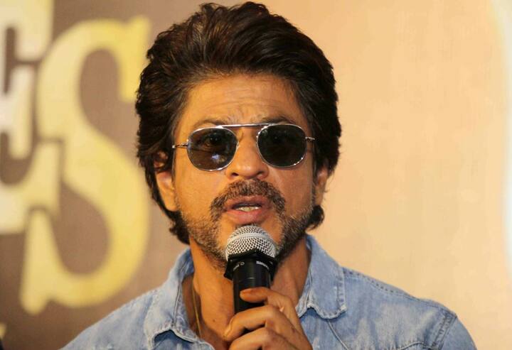 नोटबंदी का सिंगल स्क्रीन थियेटर्स पर बुरा असर पड़ा है. इसपर शाहरुख का मानना है कि थोड़े दिनों में स्थिति बदलेगी.