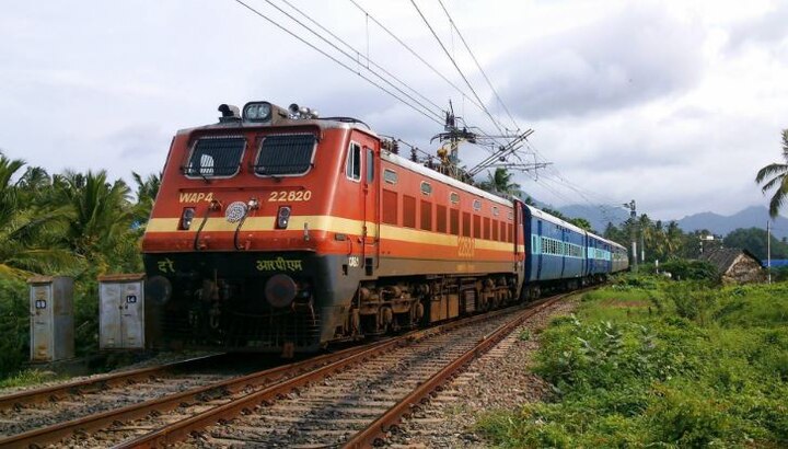 A TTE allegedly attacked and thrown out of the moving train in vellore टीटीई ने मांगा वैलिड आईडी प्रूफ तो दबंगों ने चलती ट्रेन से दे दिया धक्का