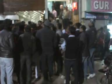 Crime In Allahabad खाने के पैसे के विवाद में फोड़े बम, सब इंस्पेक्टर ज़ख़्मी