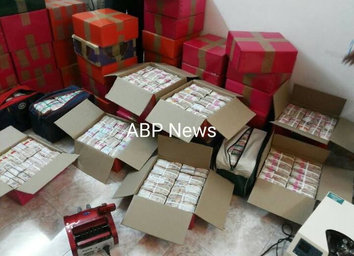  नोटबंदी के बाद टैक्स चोरी के मामलों की जांच में इनकम टैक्स विभाग ने शहर के कई जगहों पर छापे मारकर 10 करोड़ रुपये के नए नोटों समेत कुल 106 करोड़ रुपये नकद और 127 किलोग्राम सोना जब्त किया है.