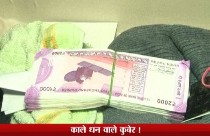 अधिकारियों ने बताया कि वित्तीय लेन-देन, सोने की बिक्री की एंट्री और बिक्री-खरीद के रिकॉर्ड से जुड़े कई दस्तावेज भी जब्त किए गए.