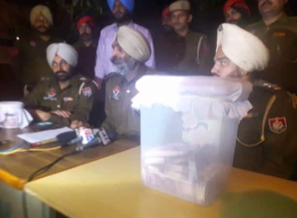 पिछले दिनों कर विभाग ने बेंगलुरू में 5.7 करोड़ रुपये के नए नोट बरामद किए थे. इसके बाद सीबीआई और प्रवर्तन निदेशालय ने नोटबंदी के बाद बड़े पैमाने पर हवाला लेनदेन, भ्रष्टाचार और धनशोधन की जांच शुरू की है.