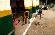 यूपी: कड़ाके की ठंड में भी बच्चे मजबूरन करते हैं स्कूल और बर्तन की सफाई!