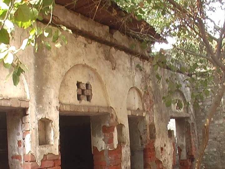 2 साल पहले इस स्कूल में विश्व बैंक की टीम आई थी और उन्होंने वायदा किया था कि स्कूल में बुनयादी सुविधाएं उपलब्ध कराने की बात कही थी. लेकिन 2 साल बाद भी इस स्कूल की तस्वीर में कोई बदलाव नहीं आया है.