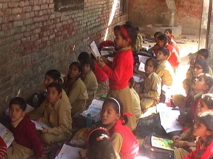 खुले आसमान में बैठने के कारण बच्चों को सर्दी में ठंड झेलनी पड़ती है और गर्मी में तपती धूप का सामना भी करना पड़ता है.