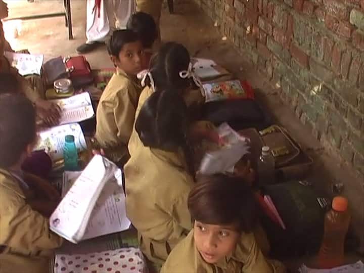 आगरा के जगदीपुरा में बच्चों को जमीन पर बैठकर ही किताबों के पन्ने बदलने पड़ते हैं. यहां स्कूल के लिए जो इमारत है उसकी हालत बेहद ही खराब है.
