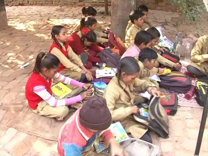 स्कूल में बच्चों के लिए शौचलाए और पानी की भी कोई सुविधा नहीं है. बच्चों को घर से ही अपने लिए पानी लाना पड़ता है.