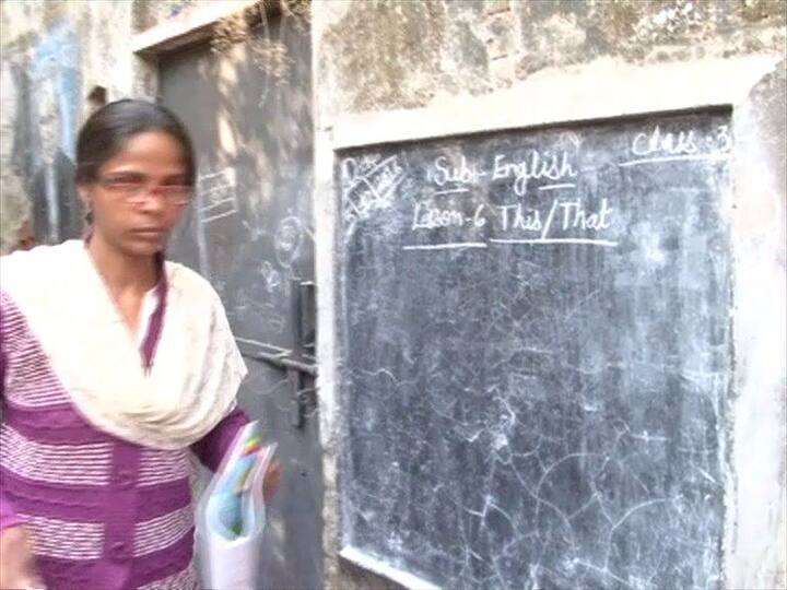 स्कूल में पढ़ाने वाले टीचर्स भी घर से ही पानी लेकर आते हैं और साथ ही खुले में ही शौच के लिए जाना पड़ता है.