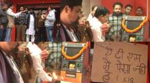 नोटबंदी: नहीं मिले ATM में पैसे, तो लोगों ने अनोखे तरीके से किया विरोध!