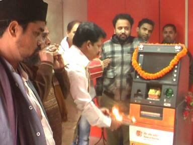  वाराणसी में नोटबंदी  के बाद से ही ज्यादातर एटीएम बंद पड़े है, जिसको लेकर गुस्से में सामाजिक संस्था सुबह-ए-बनारस के कार्यकर्ताओं ने व्यापारियों और आम लोगो को हो रही परेशानी को देखते हुए अनोखा विरोध किया.