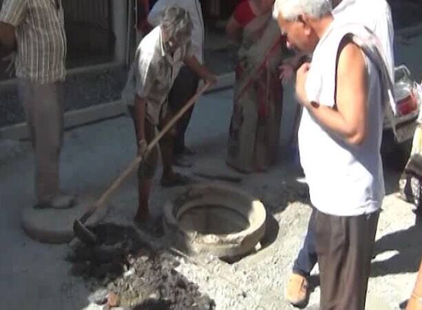 ये तस्वीर सूरत के कापोदरा इलाके की है. वहां रत्नसागर सोसाइटी के पास एक सफाई कर्मचारी नालियों और गटर की सफाई कर रहा था...आगे जानिए...