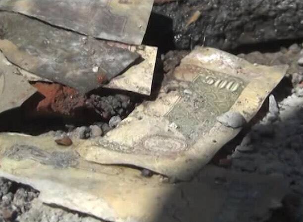 गुजरात के सूरत में गटर से निकले 500 रुपए के पुराने नोटों को देखकर हर कोई हैरान है. जितने भी नोट निकाले गए, उनमें से एक भी नोट साबुत नहीं है...आगे जानिए...