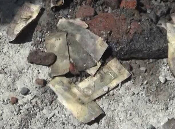 तो कीचड़ के साथ गटर से बाहर निकले 500 रुपए के पुराने नोटों के टुकड़े...आगे जानिए...