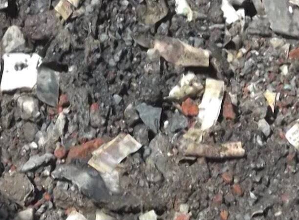 देखते ही देखते हजारों रुपए के नोट गटर से बाहर निकाले गए. गटर से नोट निकलने की खबर पूरे इलाके में आग की तरह फैल गई. जिसे भी पता चला वो गटर से निकले काले खजाने को देखने पहुंच गया...आगे जानिए...