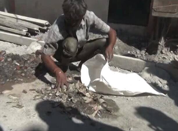 लोगों का मानना है कि जरूर किसी कालेधन के कुबेर ने पुलिस और इनकम टैक्स डिपार्टमेंट से बचने के लिए अपनी ब्लैकमनी को नाली में बहा दिया होगा...आगे जानिए...