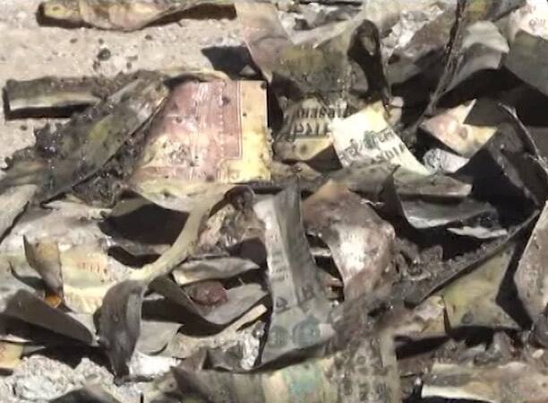 कोई नहीं जानता है कि 500 रुपए के कितने नोट नालियों में बहाए गए थे. गटर से जो नोटों के टुकड़े बरामद हुए हैं, उनकी कीमत मुश्किल से 10-12 हजार रुपए है...आगे जानिए...