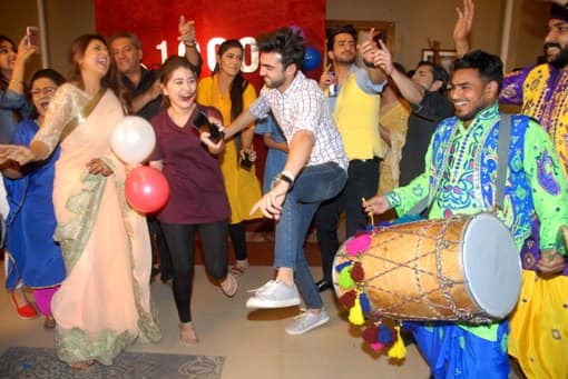 स्टार प्लस के मशहूर टीवी सीरियल 'ये है मोहब्बतें' ने हाल ही में 1000 एपिसोड पूरे कर लिए हैं. इस स्पेशल मौके को पूरी टीम ने सेलिब्रेट करके खास बनाया.