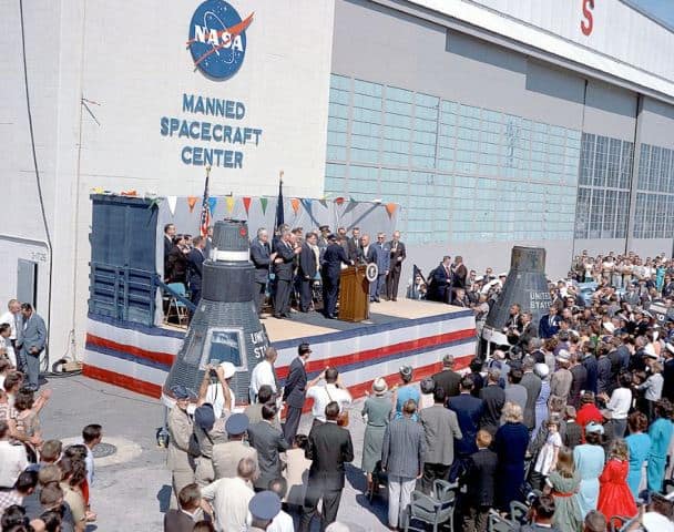 राष्ट्रपति ओबामा ने ग्लेन को वर्ष 2012 में देश के सर्वोच्च नागरिक सम्मान ‘प्रेजीडेंशियल मेडल ऑफ फ्रीडम’ से नवाजा था.
(Picture Source- Wikipedia)