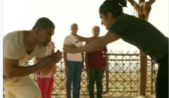 आमिर खान फिल्में बहुत कम देखते हैं, लेकिन उन्होंने हाल ही में 'ऐ दिल है मुश्किल' देखी, जिसमें उन्हें रणबीर कपूर और अनुष्का का काम बेहद पसंद आया.