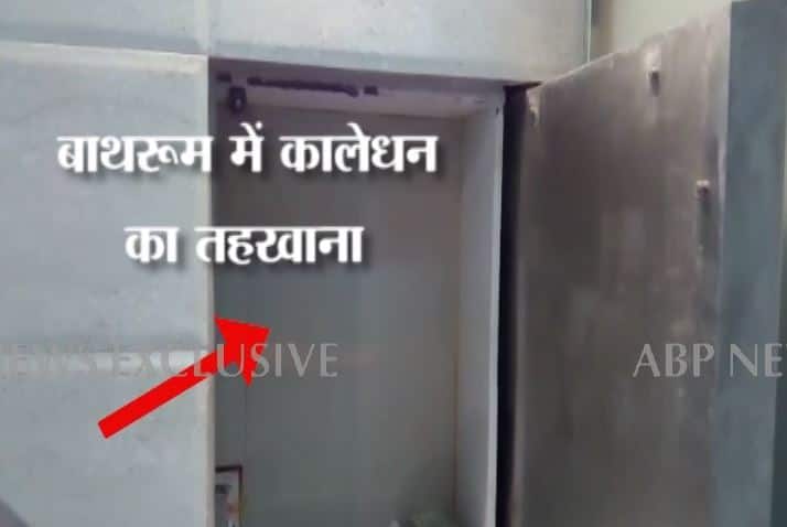 छिपे खजाने को देख अधिकारी भी चकित थे. आश्चर्य़ की बात यह है कि तिलिस्मी तिजोरी से दो-दो हजार के नोट मिले हैं जो पूरे पांच करोड़ 70 लाख के हैं. जबाकि बाकी के 90 लाख पुराने 100 और 20 के नोट हैं...आगे जानिए...