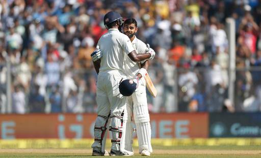 भारत और इंग्लैंड के बीच मुंबई के वानखेड़े स्टेडिम में खेले जा रहे चौथे टेस्ट मुकाबले के चौथे भारतीय कप्तान विराट कोहली और जयंत यादव ने मेहमान टीम को अपनी उम्दा पारी से मुश्किल में डाल दिया है.